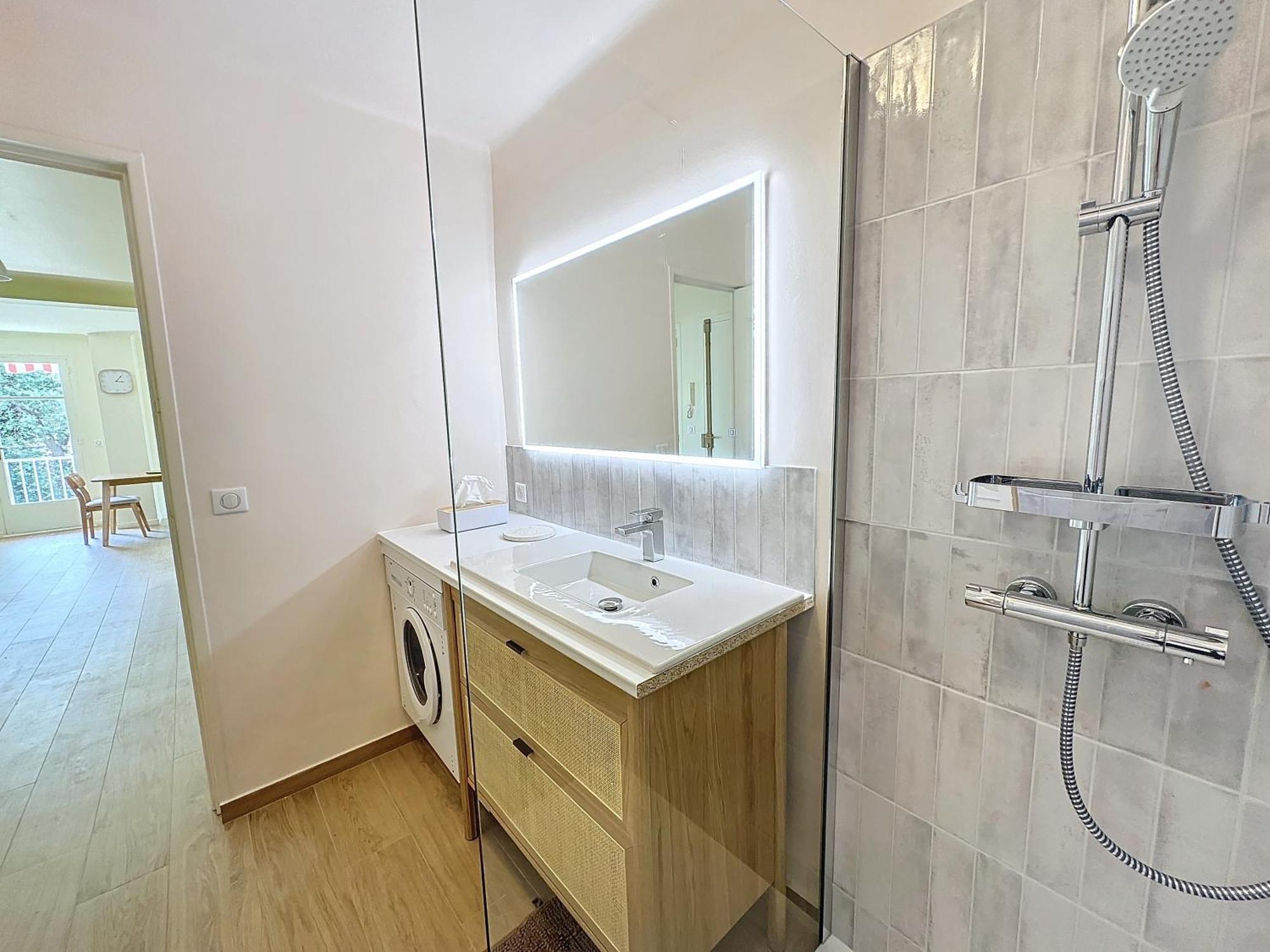 63m2 Grande Terrasse, Climatisation & Parking, 2br *